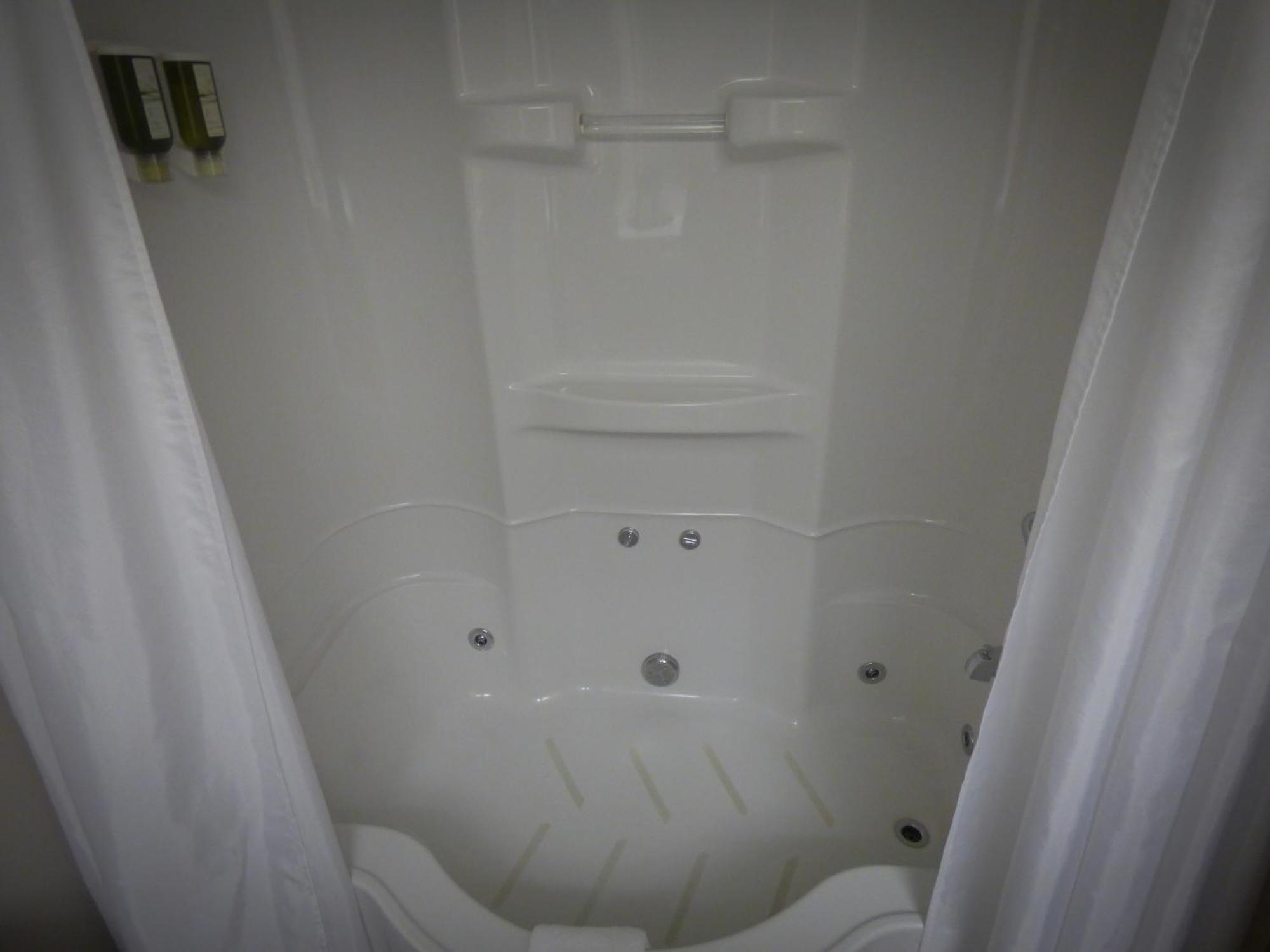Chateau Logue Hotel Maniwaki Εξωτερικό φωτογραφία