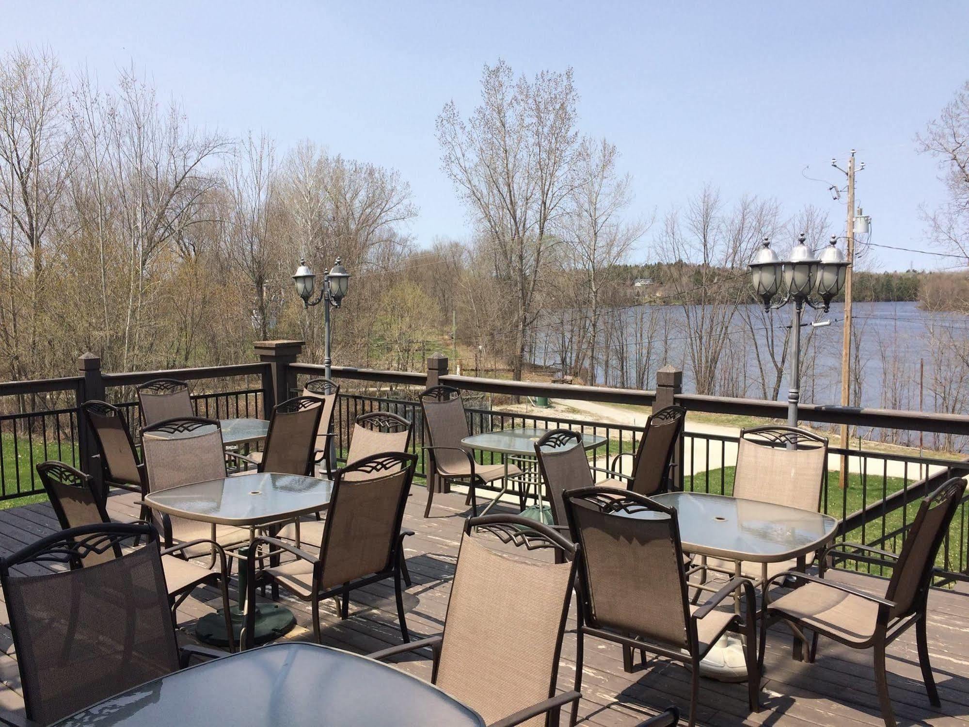 Chateau Logue Hotel Maniwaki Εξωτερικό φωτογραφία